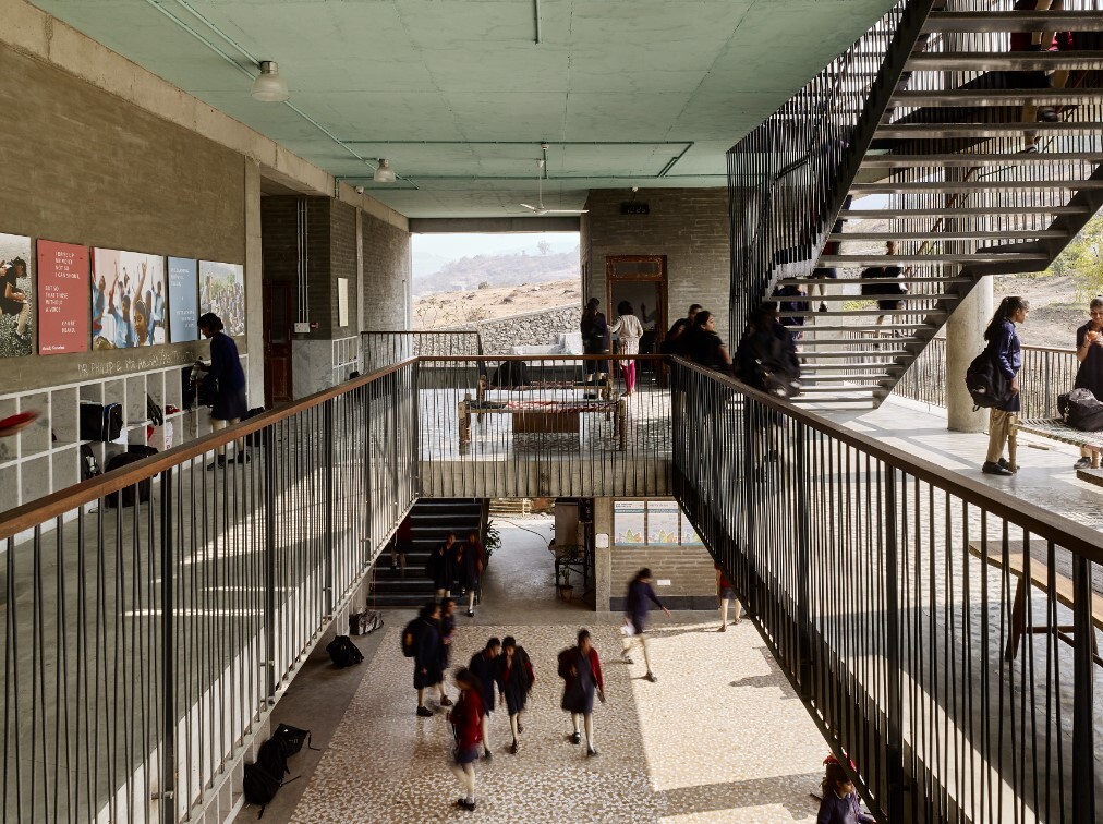 lichtdurchflutetes Treppenhaus mit Menschen