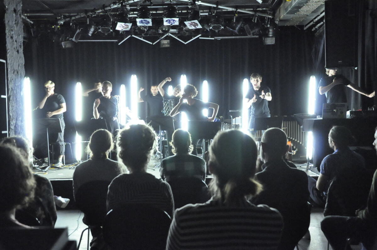 Bild des latenz ensemble auf der Bühne