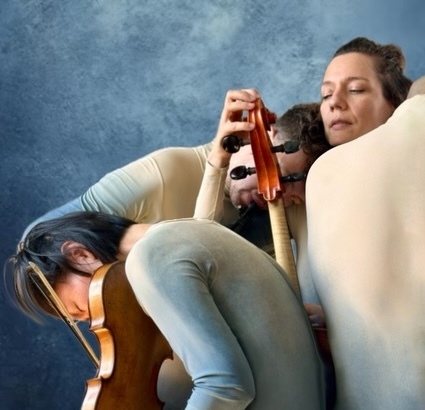 Foto der drei Musiker:innen in einer innigen Pose.